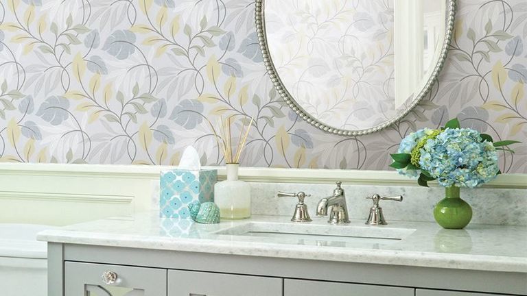 How to wallpaper a bathroom How to wallpaper a bathroom